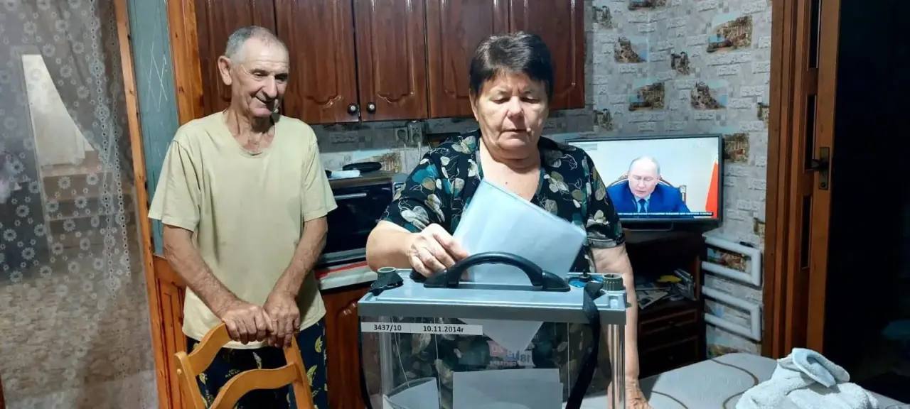 «Забота, которая рядом»: как соцработники Минтруда РД помогли подопечным КЦСОН проголосовать